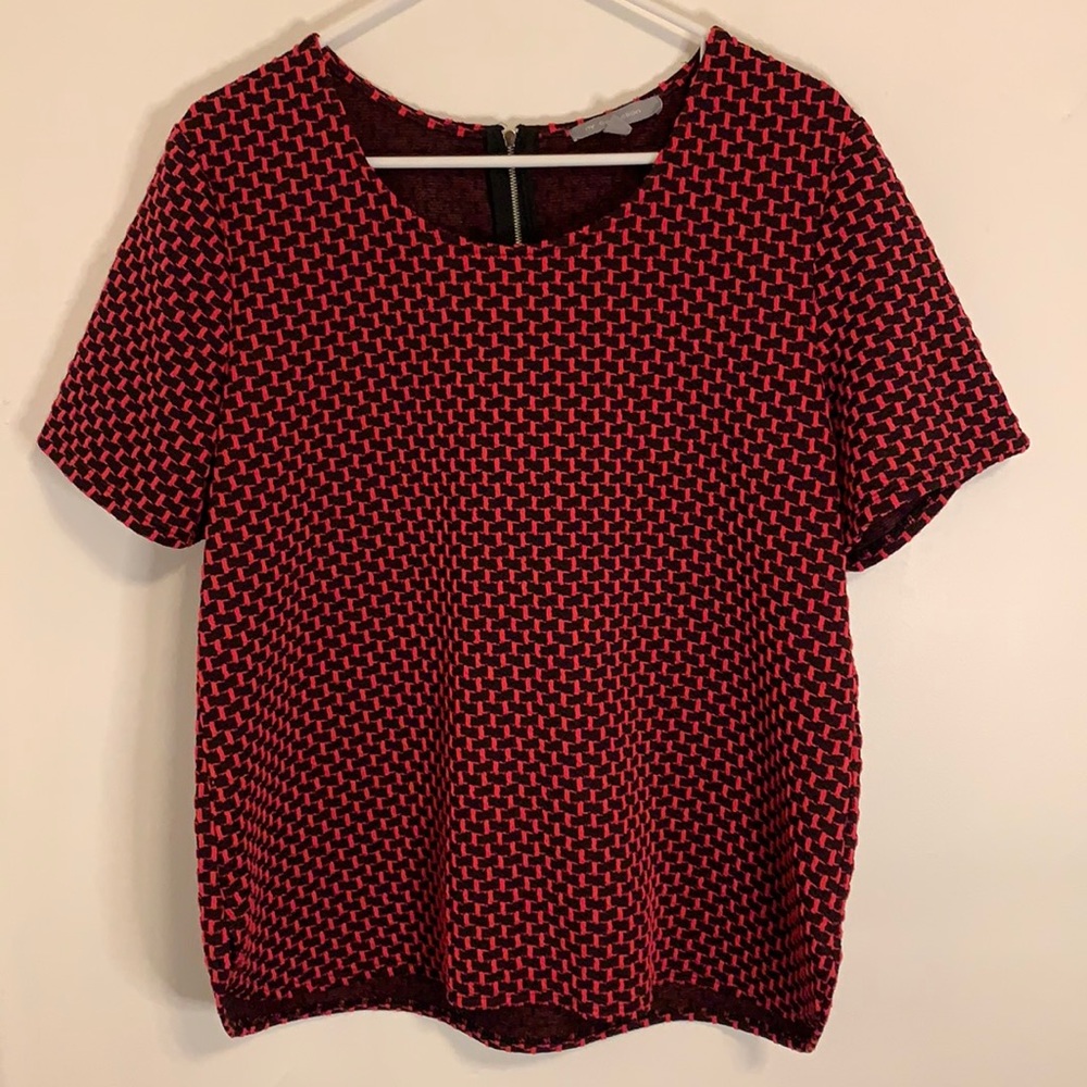 Ladies geometric short sleeve top with slight high low, side slits, size XL
